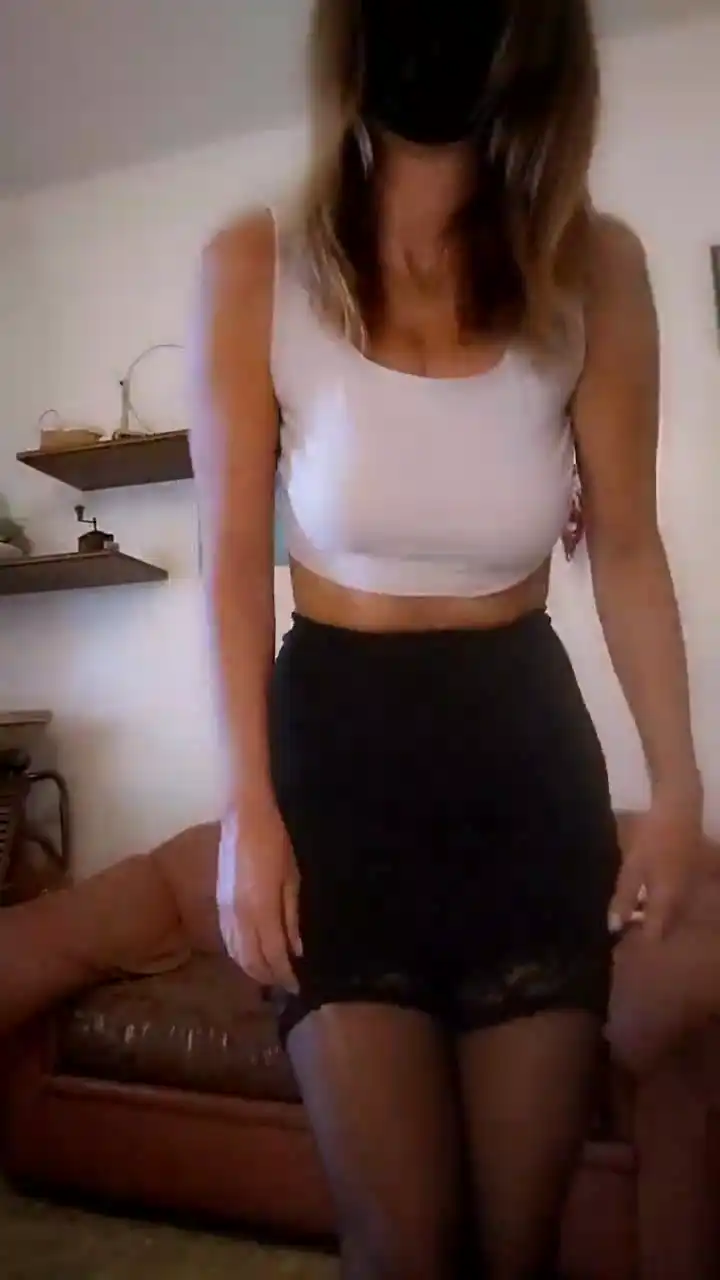 Akemy_room – Cam4 Record Video – 2025-05-09 19:20:49